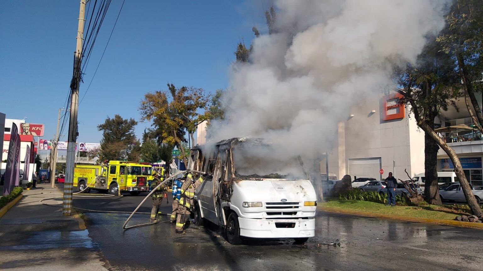 Se incendia un camión de transporte público en Morelia Michoacán