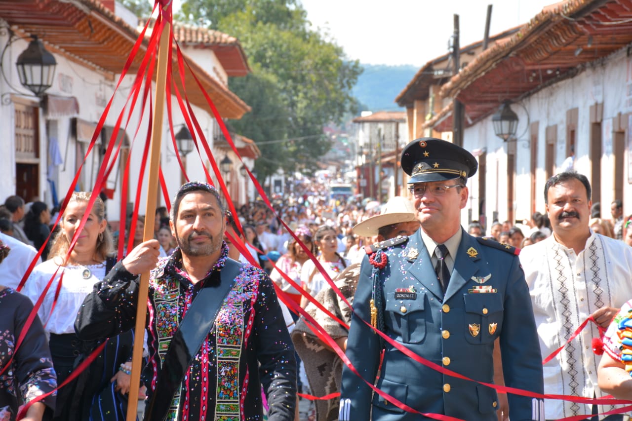 Celebran desfile por festejo del 484 Aniversario de Pátzcuaro