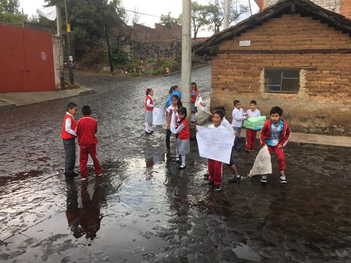 Alumnos y docentes de la Escuela Primaria "Vasco de Quiroga” turno vespertino limpian las calles