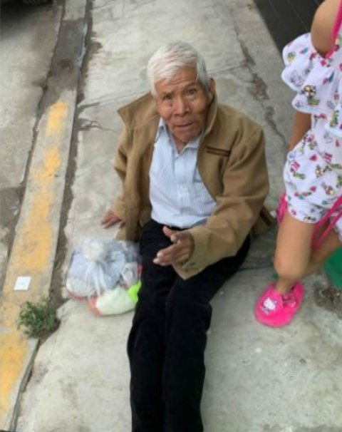 Abandonan a abuelito en plena calle; llevaba bolsa con sus cosas