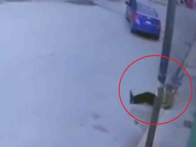 Abandonan a abuelito en plena calle; llevaba bolsa con sus cosas