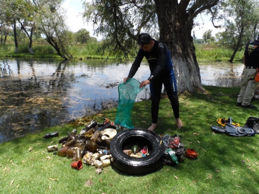 Buzos, al rescate de ríos y lagos en Michoacán