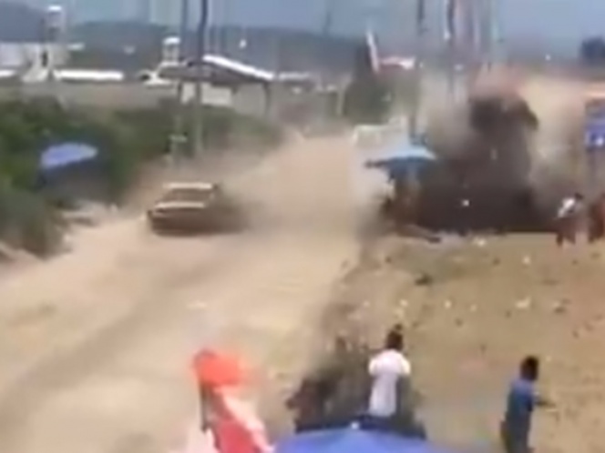 Captan accidente en carrera de autos en feria de Puebla