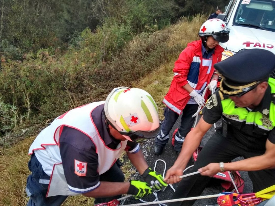 Diez jóvenes deportistas lesionados luego de aparatoso accidente en Michoacán