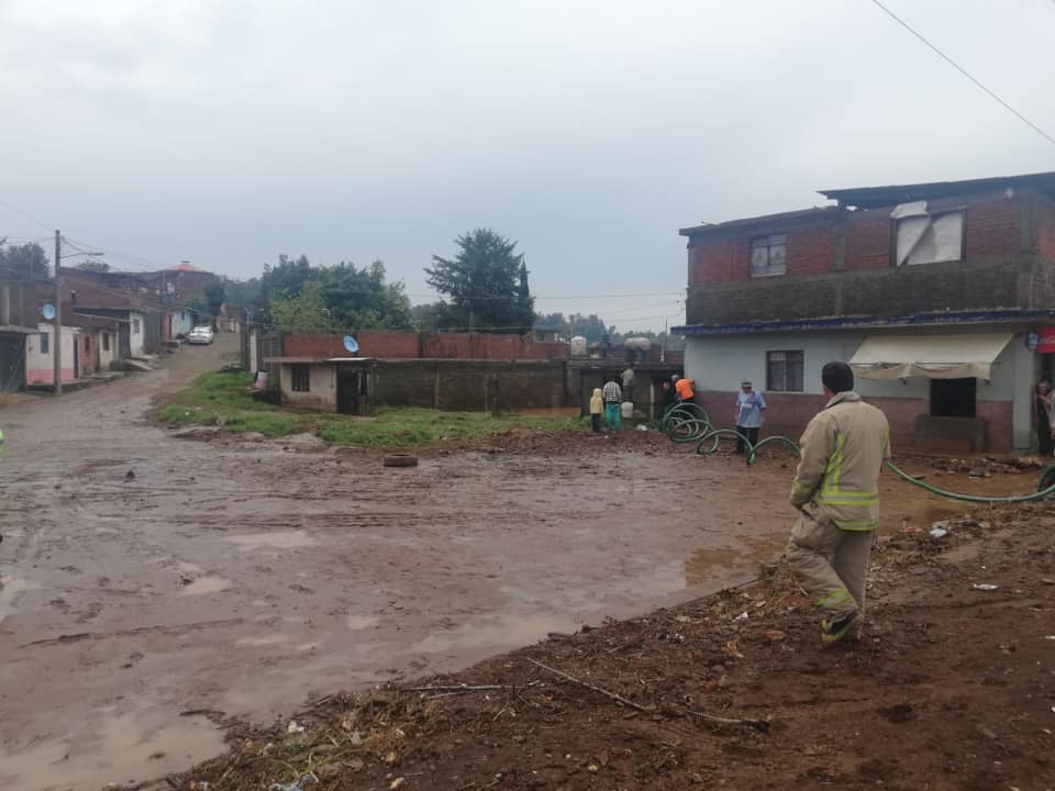 Fuertes lluvias en Pátzcuaro dejan inundaciones y árboles caídos