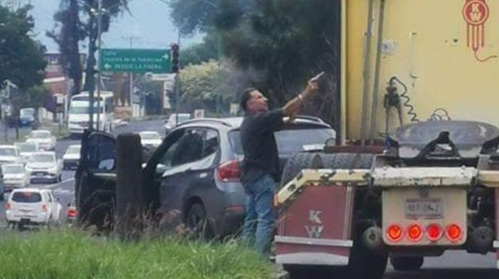 Sujeto amenaza con una pistola a otro chofer en Uruapan
