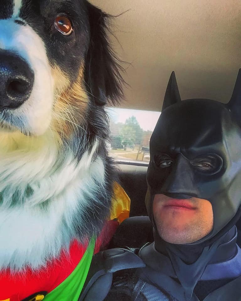 Batman rescata animales y les da un nuevo hogar