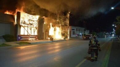 Comando armado incendia negocios y rafaguea bar en Coahuila