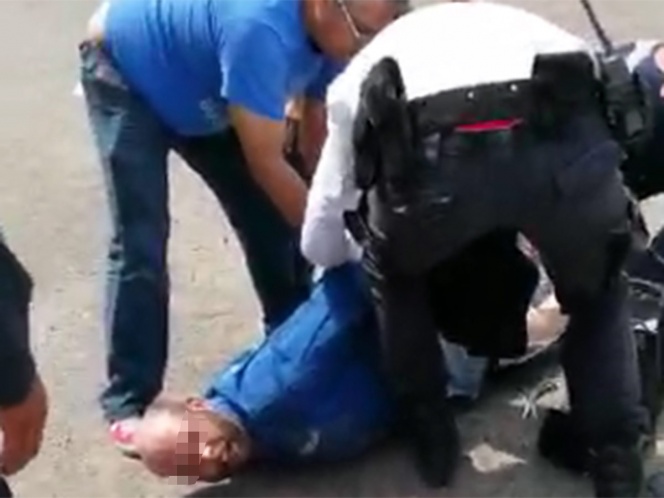 Desquiciado mata a repartidor y apuñala a 2 meseras (VIDEO)