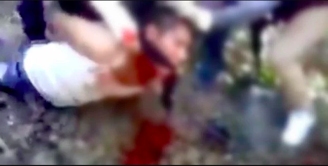 Sicario de La Familia Michoacana decapita a hombre y envía narcomensaje (VIDEO)