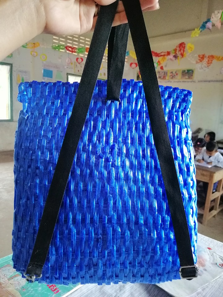 Papá teje hermosa mochila a su hijo porque no tenía dinero y conmueve a todos