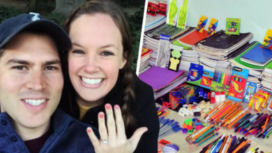 Pareja pide útiles escolares para niños como regalo de bodas
