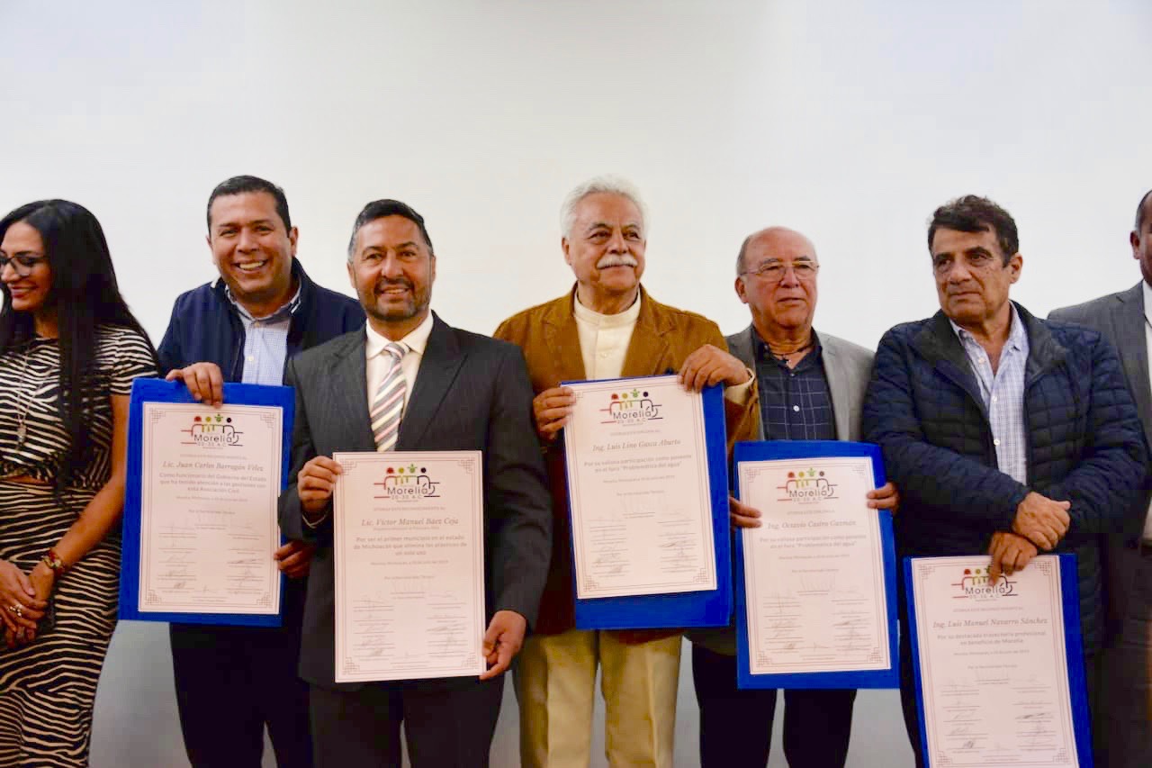 Recibe Víctor Báez reconocimiento en Morelia por la campaña Cero Plásticos