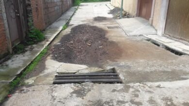 Vecinos de Pátzcuaro denuncian montículos de arena en banquetas y calles