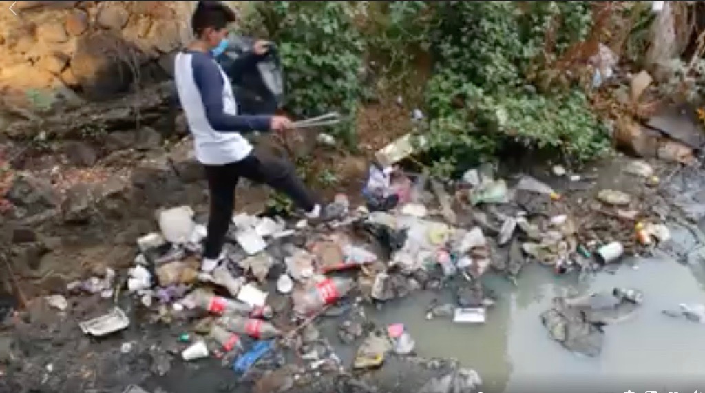 Estudiantes del CBTis 94 de Pátzcuaro limpian el río Guani (VIDEO)