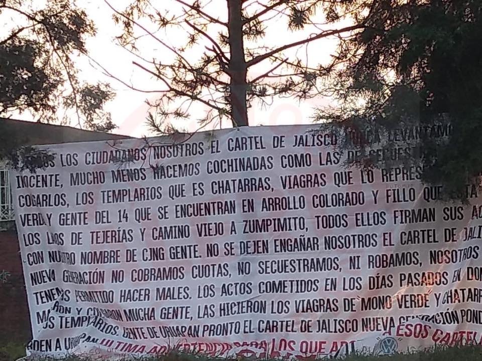 Dejan mantas con mensajes esta madrugada en Uruapan