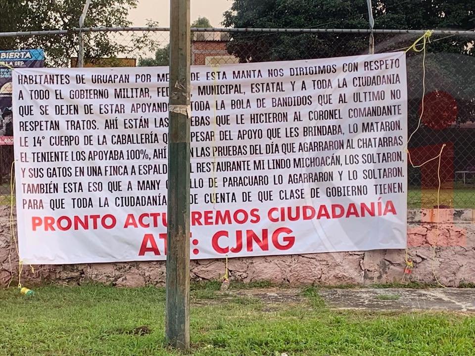 Dejan mantas con mensajes esta madrugada en Uruapan