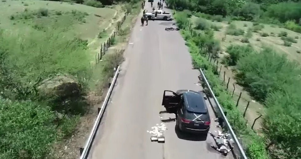 Dron capta los cuerpos regados del enfrentamiento entre el CJNG y los comunitarios de Tepalcatepec