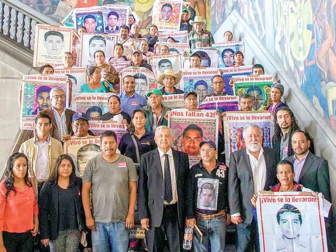 Andres Manuel López Obrador con padres de los 43 de Ayotzinapa