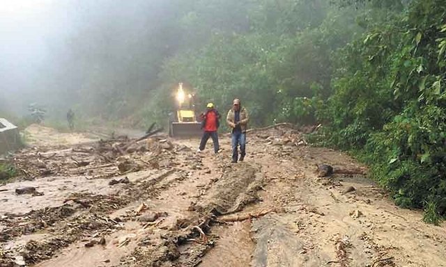 Desborda 'Narda' arroyos y causa deslaves en Michoacán