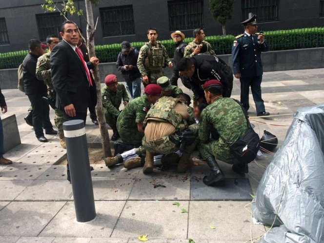 Paracaidista de la Marina se accidenta en Desfile Militar