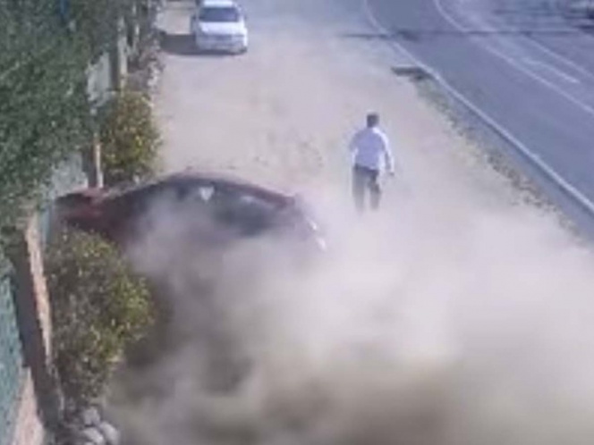 ¡De milagro! Hombre logra esquivar coche sin control (VIDEO)