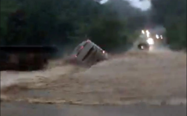 VIDEO: Corriente de agua se lleva autobús con pasajeros en Michoacán