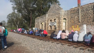 Normalistas retoman bloqueos a las vías del ferrocarril