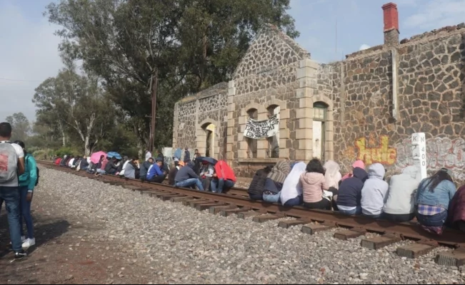 Normalistas retoman bloqueos a las vías del ferrocarril