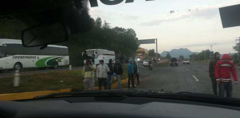 Detienen vehículos en la Pátzcuaro - Morelia