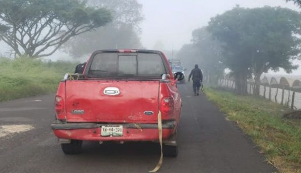 Hallan tres cuerpos abandonados en camioneta en Michoacán