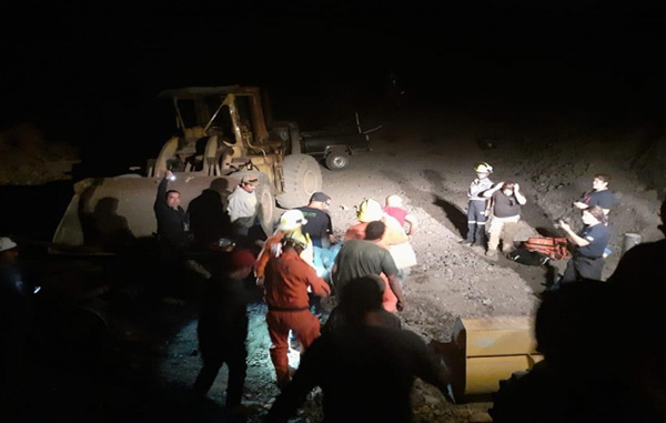 Rescatan a joven prensado entre rocas y maquinaria en Michoacán
