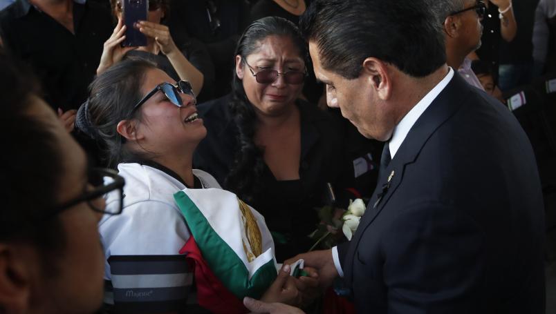 VIDEO: Gritan a Silvano Aureoles "¡Hipócrita, asesino!" por muerte de policías en Michoacán