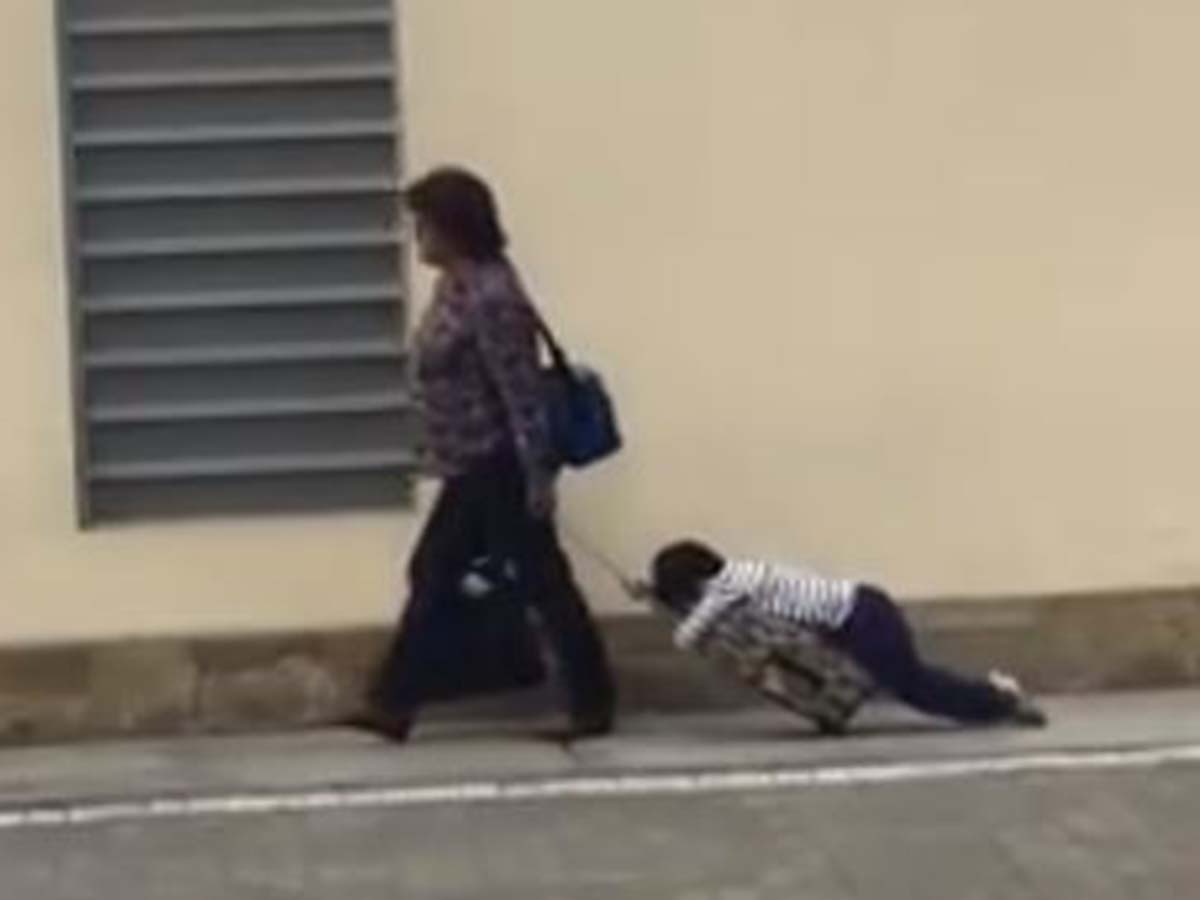 VIDEO: Mamá arrastra a su hijo para llevarlo a la escuela