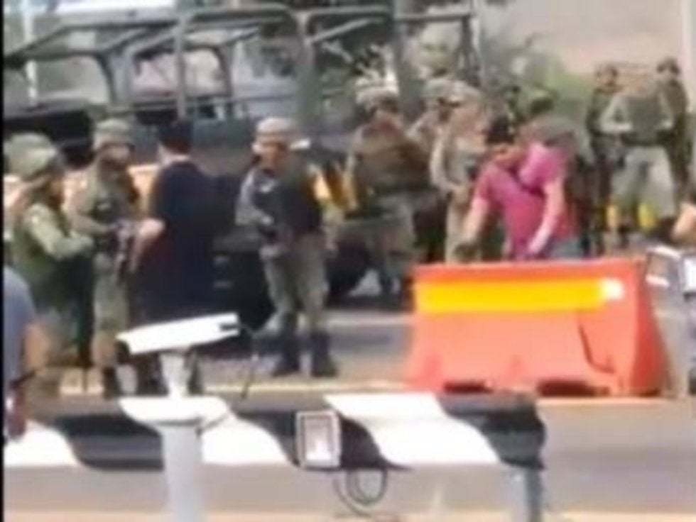 VIDEO: Militares y presuntos sicarios se saludan durante enfrentamientos
