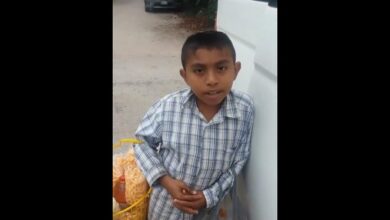 VIDEO: Niño huérfano vende chicharrones para comprar los útiles de la escuela