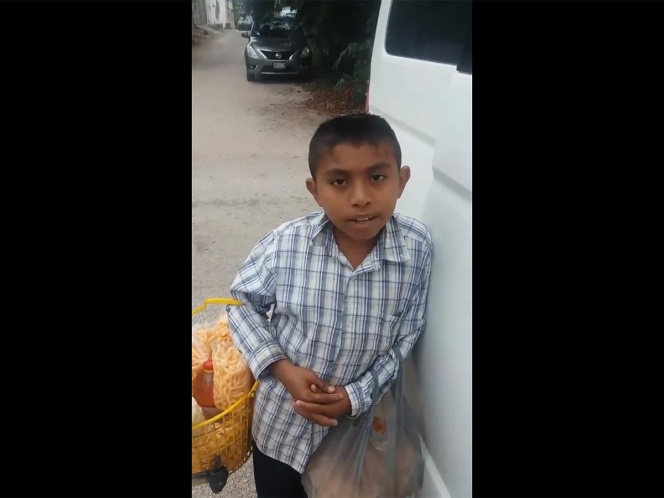 VIDEO: Niño huérfano vende chicharrones para comprar los útiles de la escuela