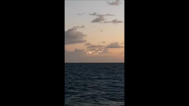 VIDEO: ¿Son OVNIS? Hombre graba 14 luces suspendidas en el cielo
