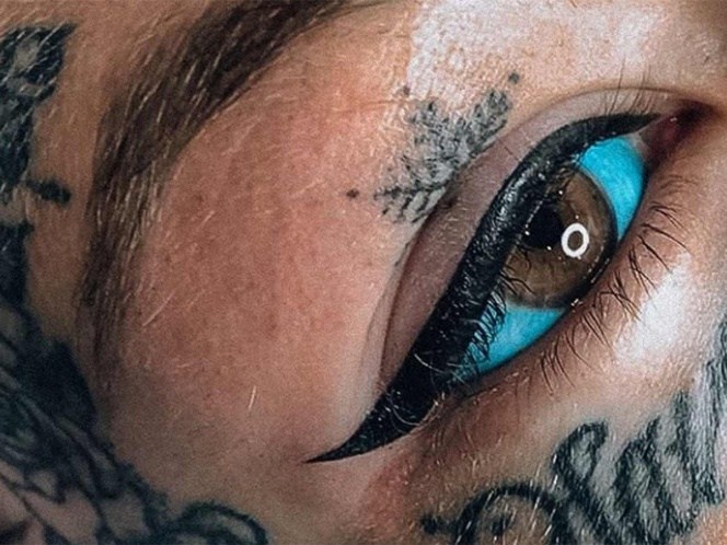 Amber Luke quedó ciega por tatuarse los ojos de azul 4