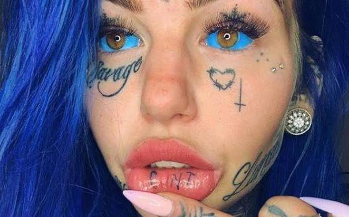 Amber Luke: quedó ciega por tatuarse los ojos de azul