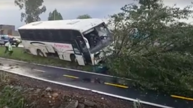Choca autobús sobre la carretera Pátzcuaro - Morelia