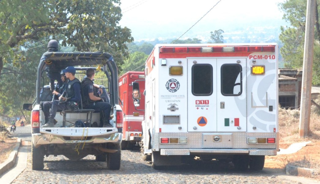 Encuentran camioneta con 4 cuerpos en Michoacán