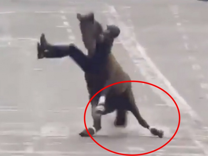 VIDEO: Jinete y caballo sufren aparatosa caída en desfile de la Revolución