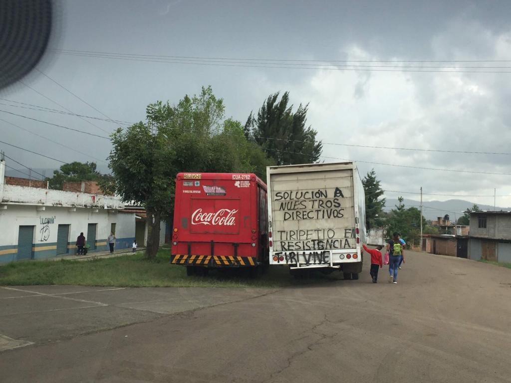 Normalistas secuestran camionetas de carga en la Pátzcuaro - Morelia