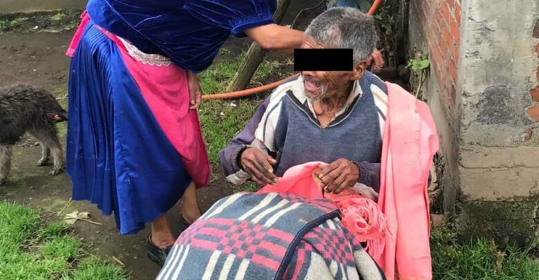 Rescatan a abuelito encadenado a un poste en Michoacán
