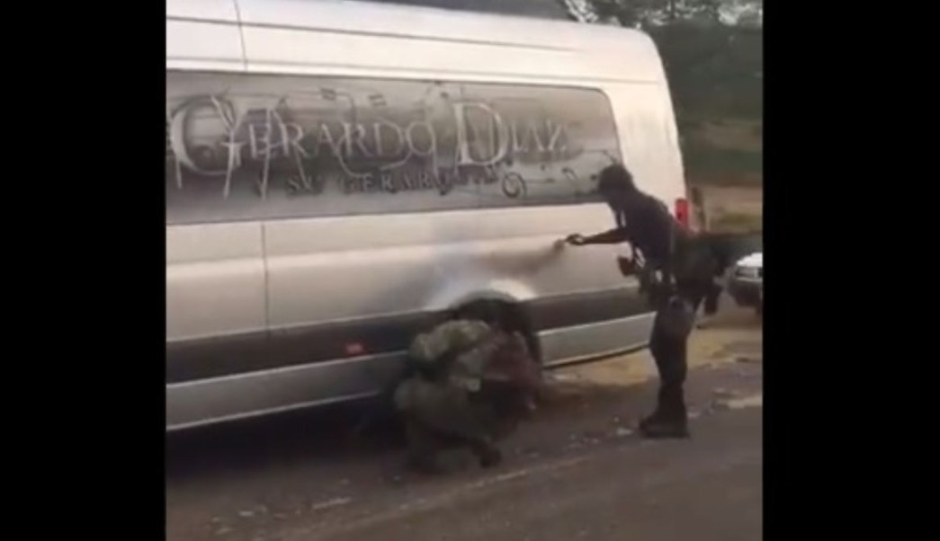 VIDEO: Grupo armado realiza retén y pinta vehículos en Michoacán