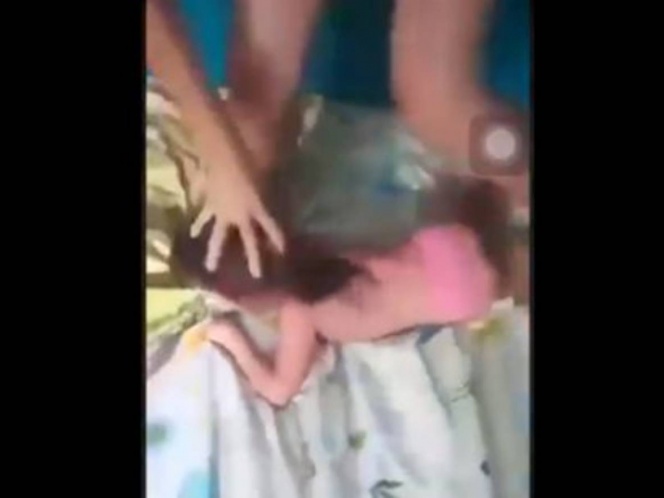 VIDEO: La 'Hiena de Nuevo León', maltrata a su bebé
