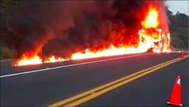 Hombres armados secuestran y queman autobús en Michoacán