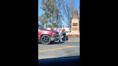 Protagonizan en Pátzcuaro pelea tras chocar sus vehículos