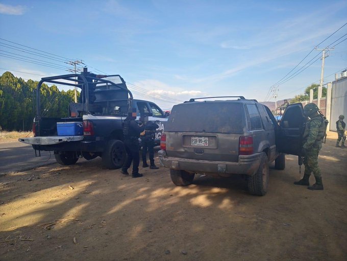 Detienen vehículo con blindaje artesanal en Michoacán